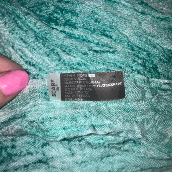 Elegant Green Scarf - Picture 2 of 7